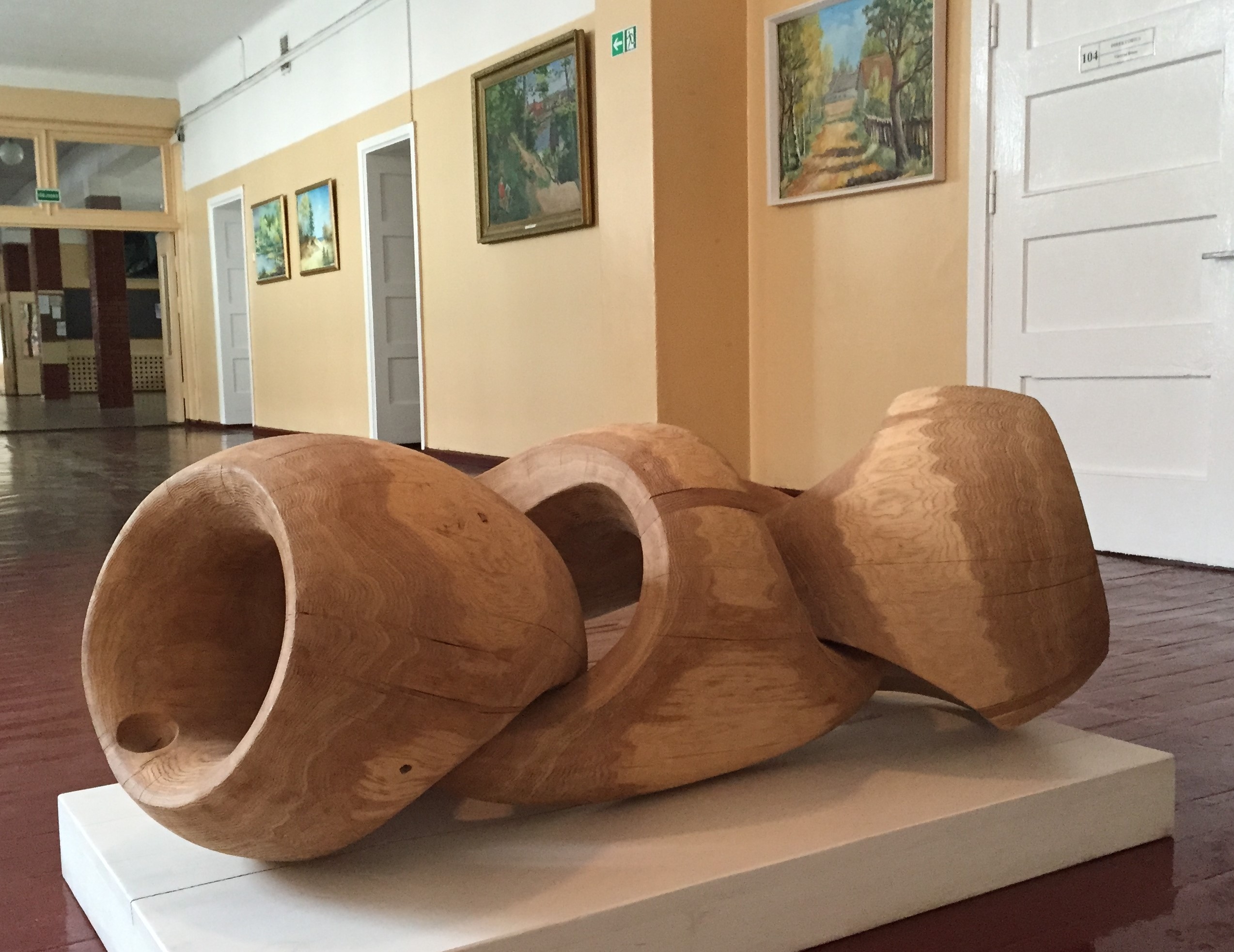 A. Grušo skulptūra gimnazijoje