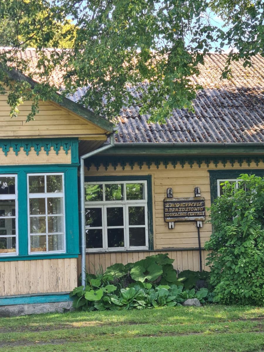 Žadeikių mokyklos pastatas.  Nuotr. R. Grubinskienės