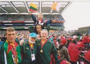 P. Simonaitis su auklėtiniais olimpiadoje Airijoje. 2003 m.