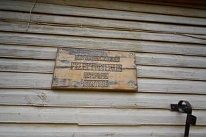 Atminimo lenta su įrašu: „Knygnešio, kunigo Felicijono Lialio (1870–1949) gimtinė“