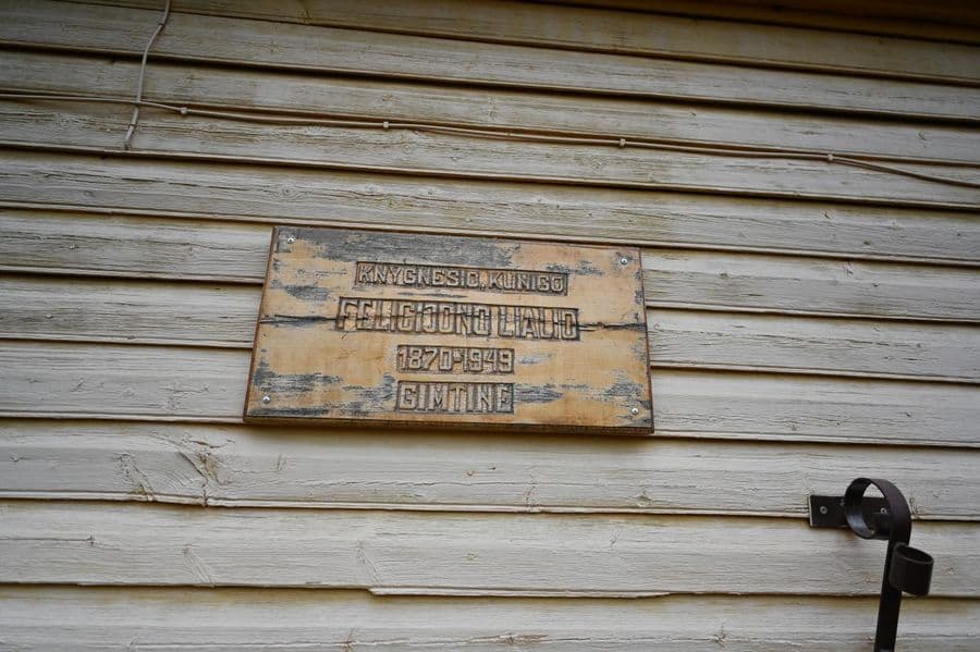 Atminimo lenta su įrašu: „Knygnešio, kunigo Felicijono Lialio (1870–1949) gimtinė“