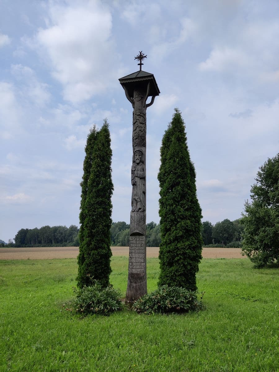Stogastulpis Stebeikėliuose, buvusiose sodybvietėje. Nuotr. R. Grubinskienės