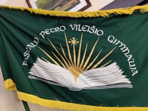 Gimnazijos vėliava saugoma muziejuje
