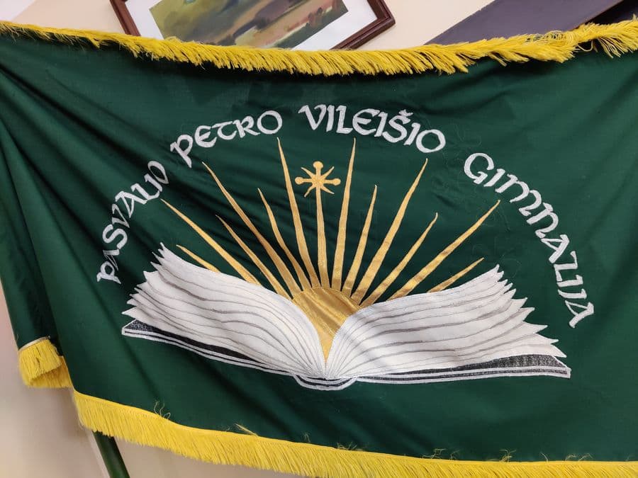 Gimnazijos vėliava saugoma muziejuje