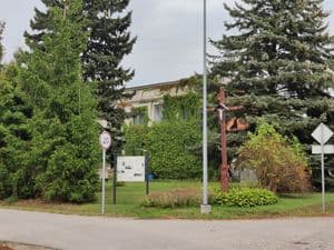 Atminimo lenta netoli gimtojo namo Pervalkų k.