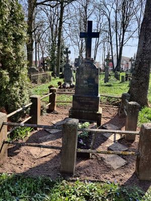 Tėvų kapas Avižonio g. kapinėse