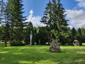 Kryžų slėnio centre aukuras