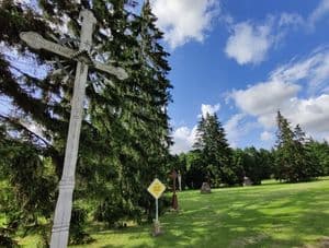 Baltijos kelio ženklas slėnyje