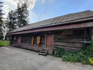 Prie parko - senoji klebonijos klėtis, kurioje įsikūręs Klėties teatras