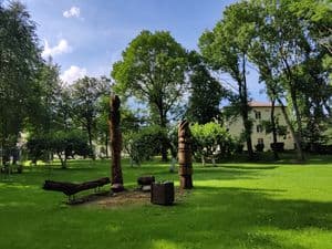 Už skulptūrų kompozijos - Pasvalio socialinių paslaugų centras, buvusi klebonija