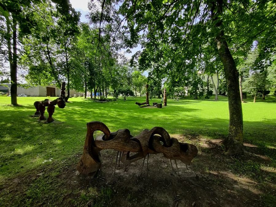 Parką puošia "Šilo genių" skulptūros