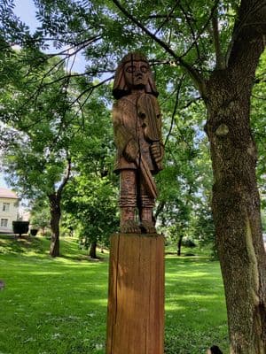 Antanėlio skulptūra prie senojo tilto prieigos