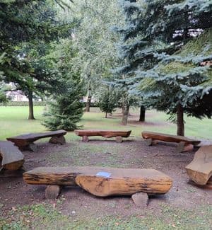 Poetų skverelis su vardiniais suoleliais progimnazijos kieme