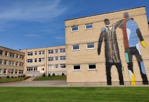 Fasadas su gatvės meno piešiniu