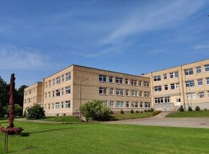 Vidinis kiemas su K. Krasausko ir A. Teresiaus skulptūrine kompozicija