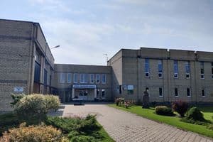 Mokyklos kieme - Broniaus Zalenso skulptūra (dešinėje)