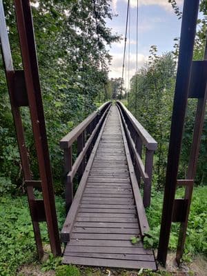 Kabantis tiltas veda prie malūno