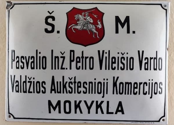 Senoji mokyklos iškaba