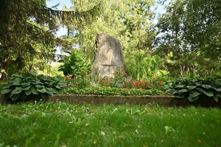 Akmuo Antano Vienažindžio atminimui prie klebonijos. Nuotr. iš pasvalia.lt