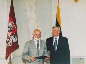 Gedimino ordinas iš Prezidento V. Adamkaus rankų