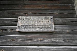 Atminimo lenta ant gimtojo namo